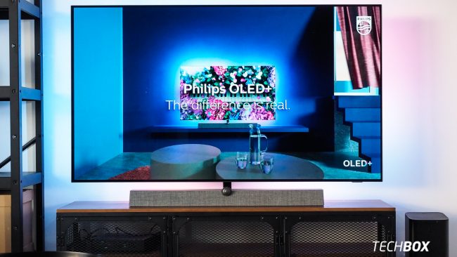 Rozbalili sme 65-palcový televízor Philips OLED+, ohúril nás dizajnom